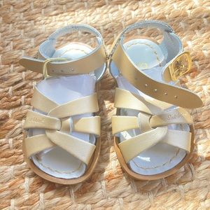 Saltwater original Sandal size: 4 toddler water resistant color: GOLD